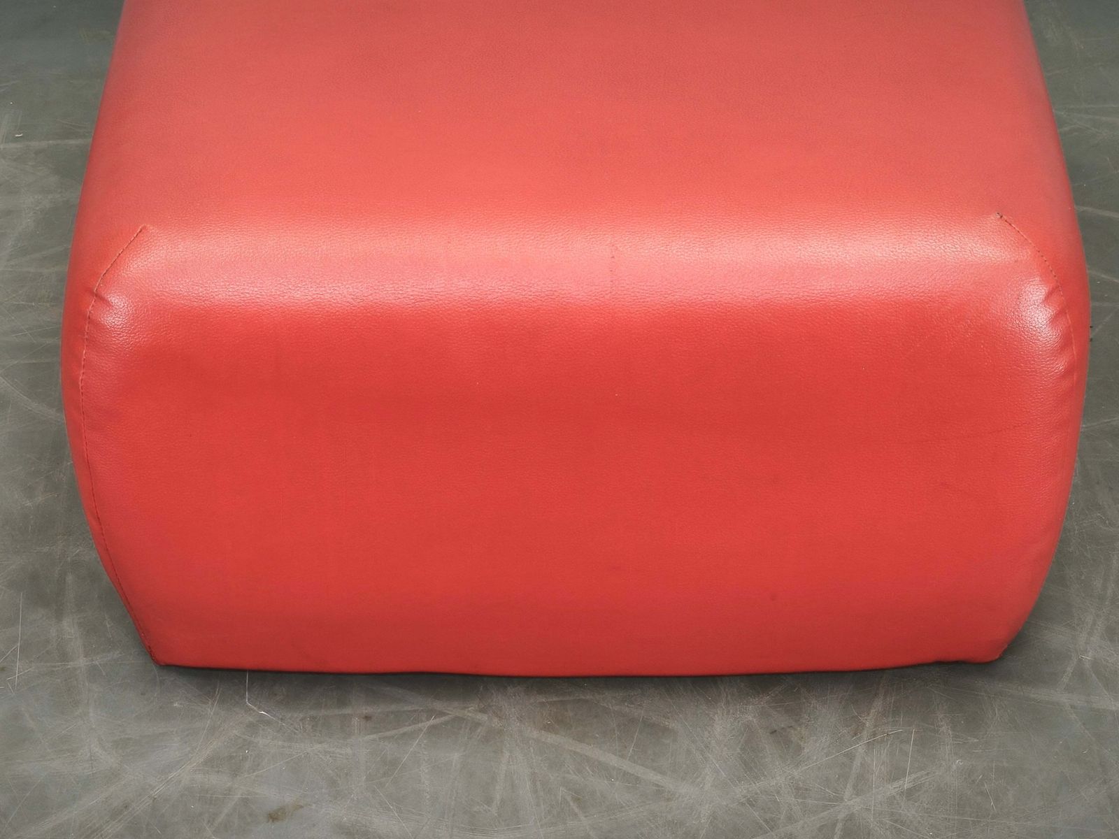 Italiaanse Postmodern rode pouf/ottoman uit de jaren 1980 photo 221.0
