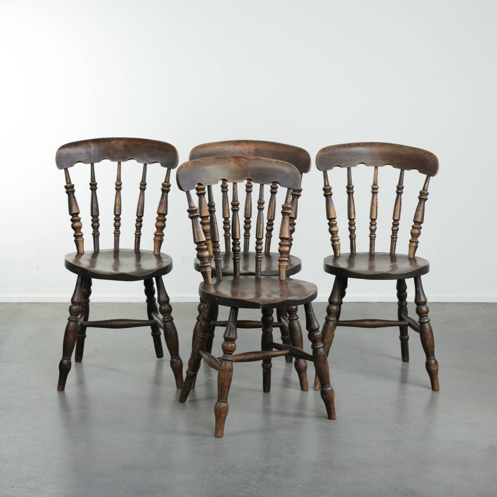 Set van 4 antieke Engelse houten Windsor pub/bistrostoelen uit de 19e eeuw met een prachtige patina