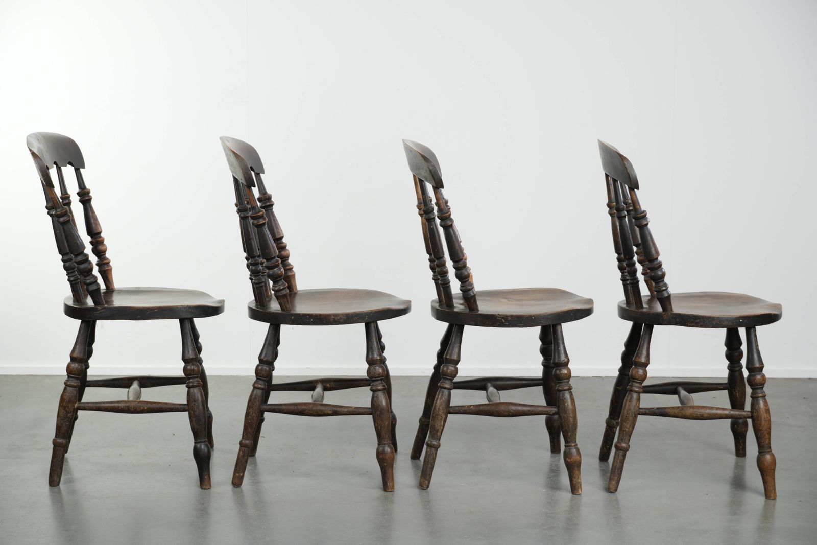 Set van 4 antieke Engelse houten Windsor pub/bistrostoelen uit de 19e eeuw met een prachtige patina photo for sale