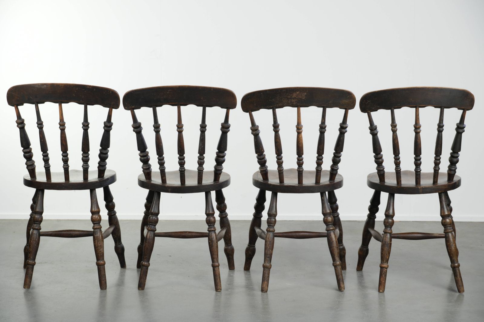 Set van 4 antieke Engelse houten Windsor pub/bistrostoelen uit de 19e eeuw met een prachtige patina photo Meubels