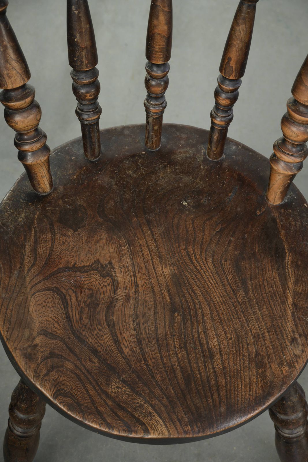 photo furniture Set van 4 antieke Engelse houten Windsor pub/bistrostoelen uit de 19e eeuw met een prachtige patina