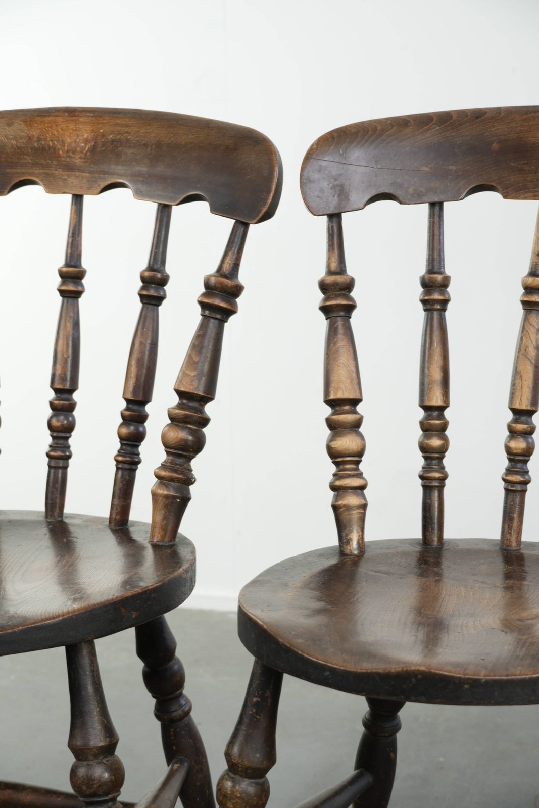 photo for sale Set van 4 antieke Engelse houten Windsor pub/bistrostoelen uit de 19e eeuw met een prachtige patina