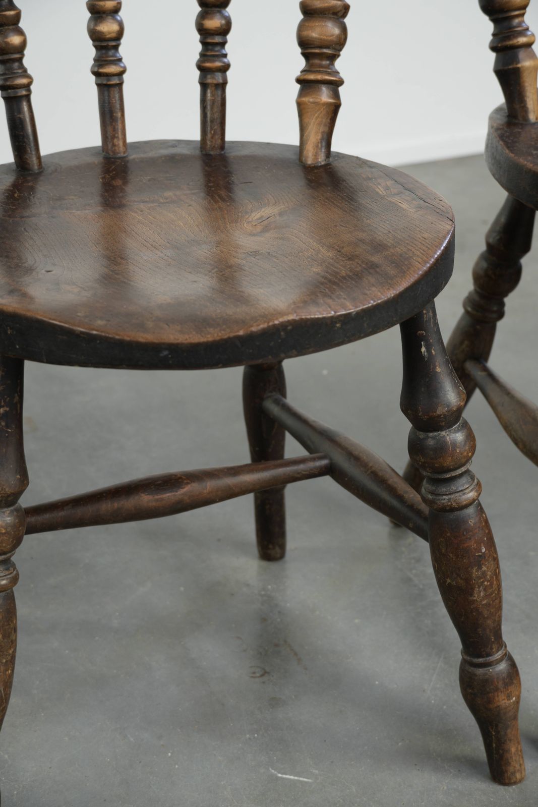 835.0 Set van 4 antieke Engelse houten Windsor pub/bistrostoelen uit de 19e eeuw met een prachtige patina photo