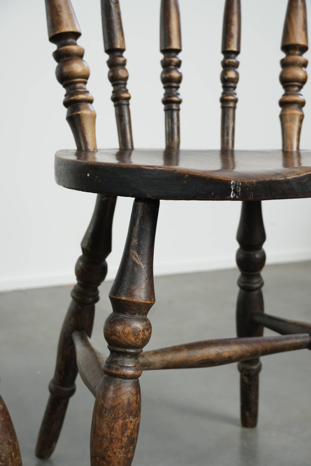 photo buy Set van 4 antieke Engelse houten Windsor pub/bistrostoelen uit de 19e eeuw met een prachtige patina