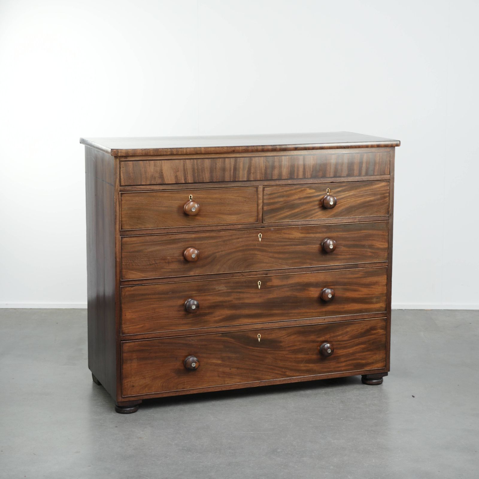 Grote Antieke Engelse Ladekast, Commode uit het Begin van de 19e Eeuw met 5 Lades en Mooie Details.