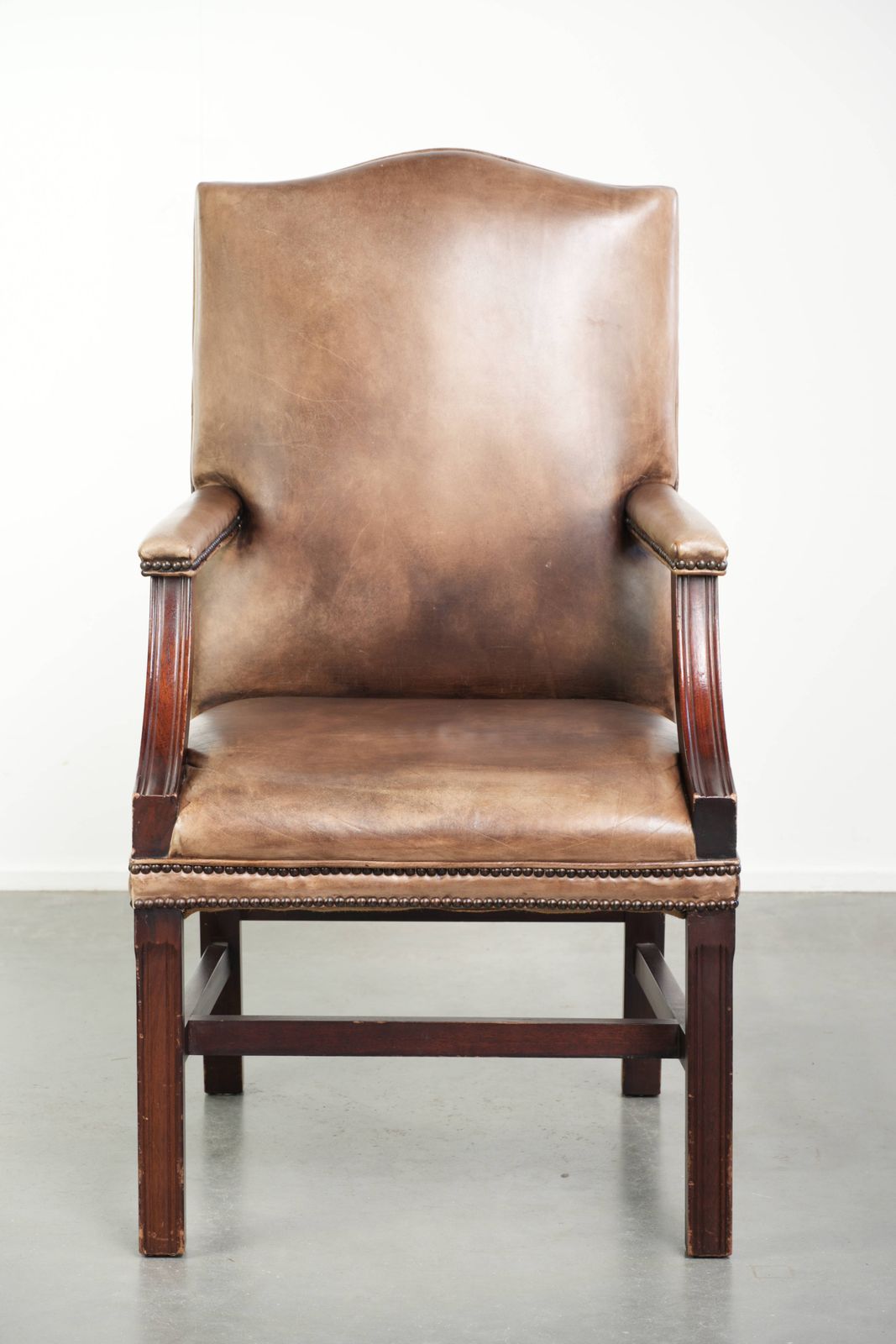 20e-eeuwse Engelse stijl koeienhuid leren Gainsborough bureau/zijstoel met luxueuze uitstraling photo furniture