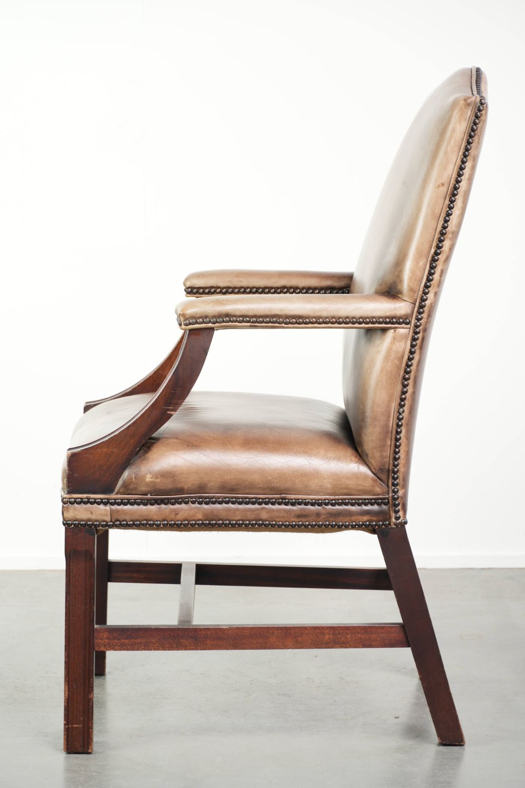 20e-eeuwse Engelse stijl koeienhuid leren Gainsborough bureau/zijstoel met luxueuze uitstraling photo 467.0