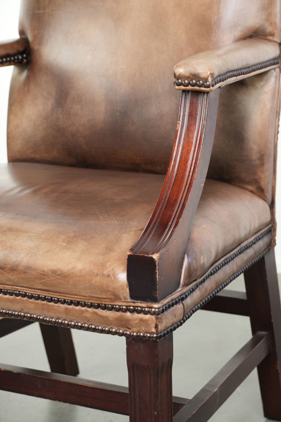 photo furniture 20e-eeuwse Engelse stijl koeienhuid leren Gainsborough bureau/zijstoel met luxueuze uitstraling