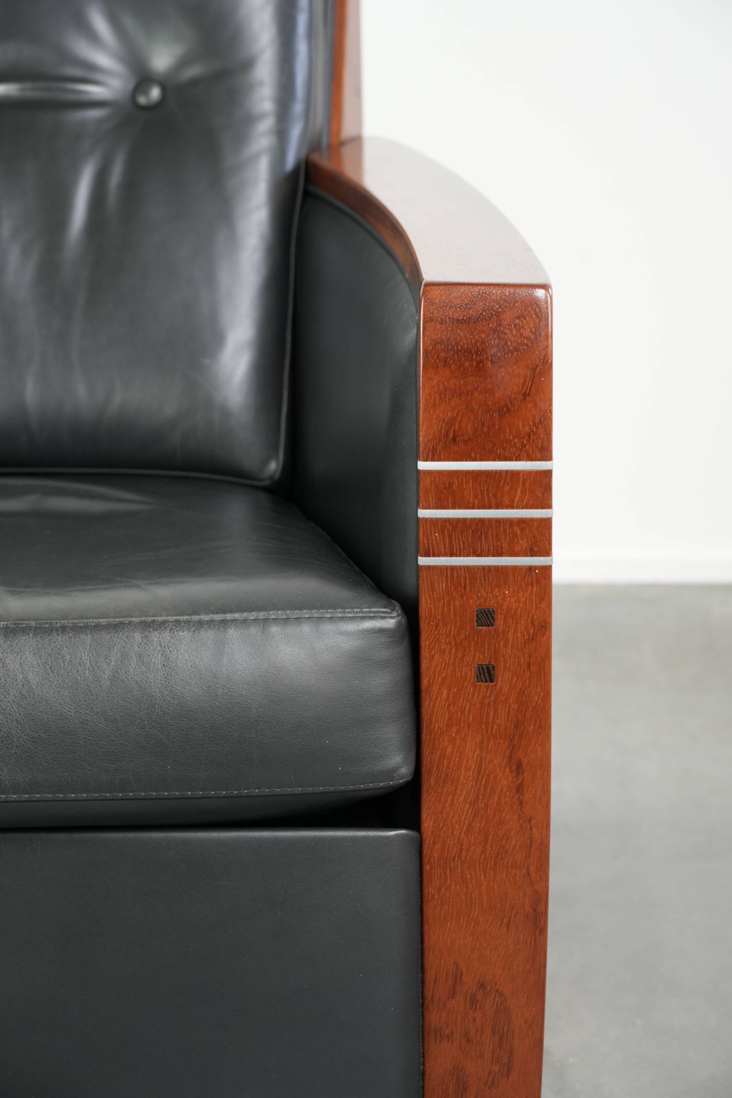 photo furniture Zwarte Cowhide Leren Art Deco Fauteuil van Schuitema