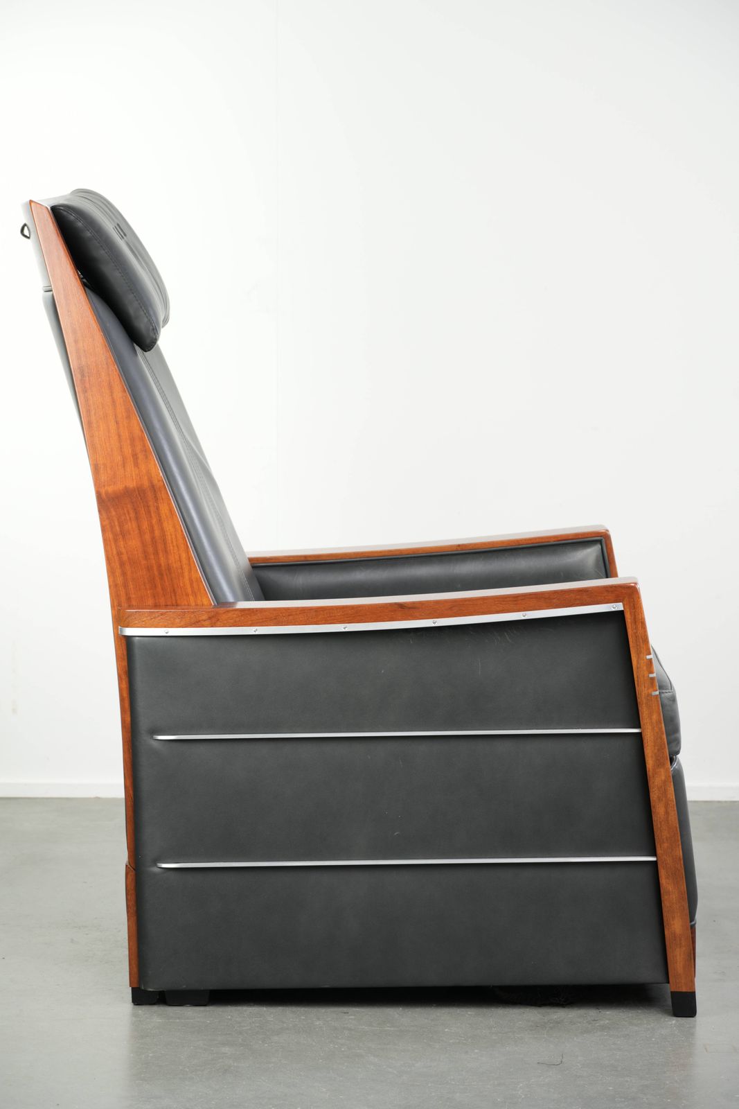 Elektrisch verstelbare art deco fauteuil met zwart koederleder, Schuitema Decoforma John. photo Meubels