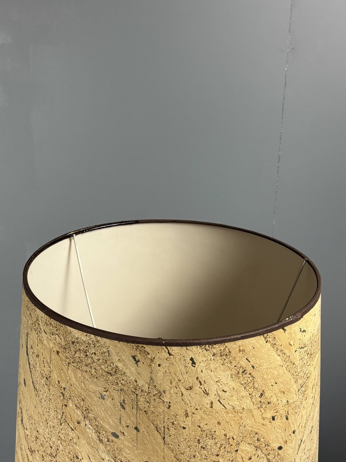 473.0 Lampe de table mid-century en liège, France, années 1960-1970 photo