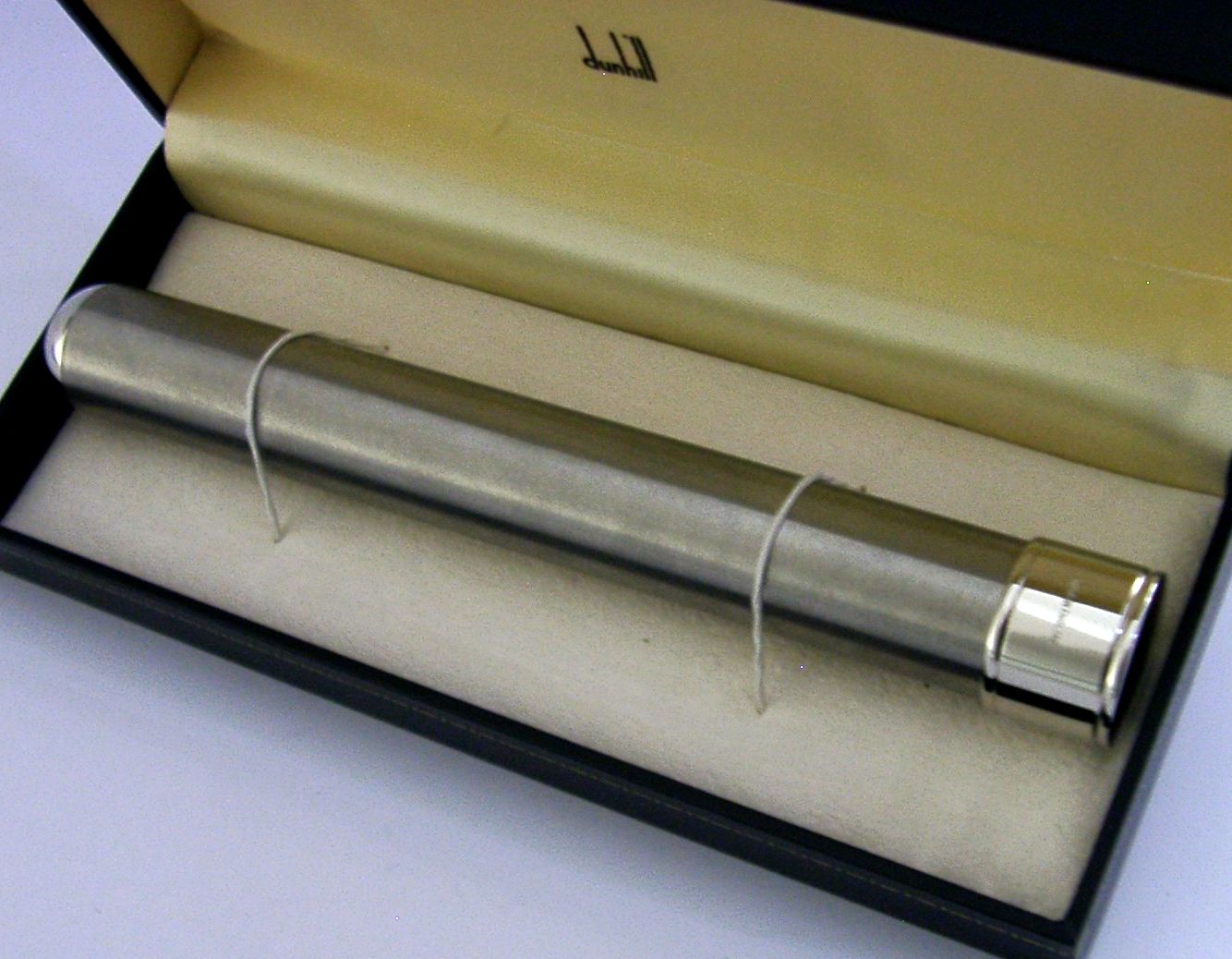 Étui à cigare individuel Alfred Dunhill en métal argenté, avec écrin, vers 1990