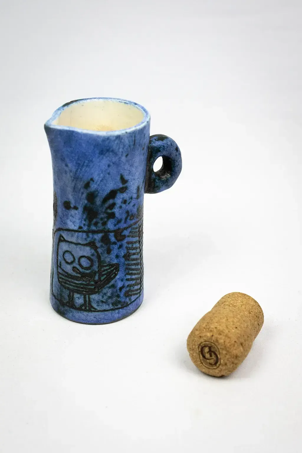 350.0 Petite aiguière en céramique bleue à décor gravé de chouettes et de poissons stylisés, par Jacques Blin photo
