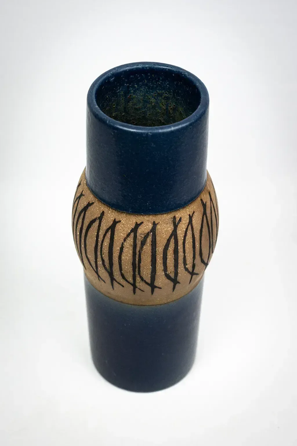 Vase cylindrique Lisa Larson en grès émaillé bleu nuit à décor graphique, Gustavsberg, Suède, années 1960 photo Décoration