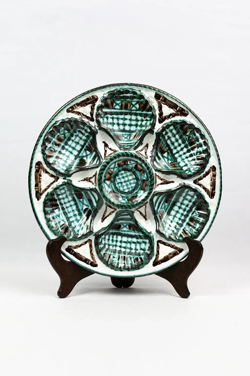 Paire d'assiettes à huîtres Robert Picault - Vallauris, signées RP, décor géométrique vert, années 1950-1960 photo for sale