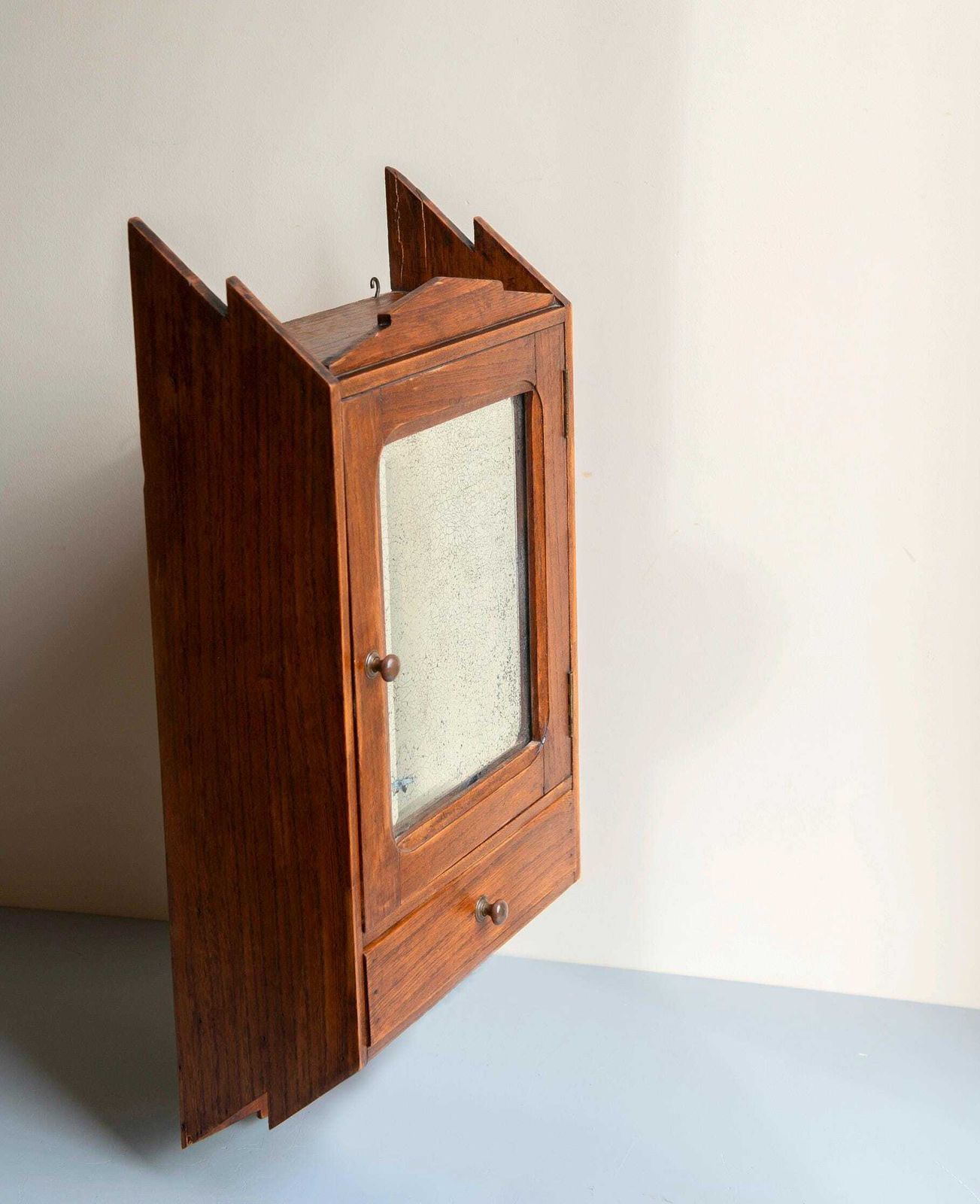 Antiek Frans wandkastje met gevlekte spiegel, rustiek eiken hangkastje voor badkamer of medicijnen photo furniture