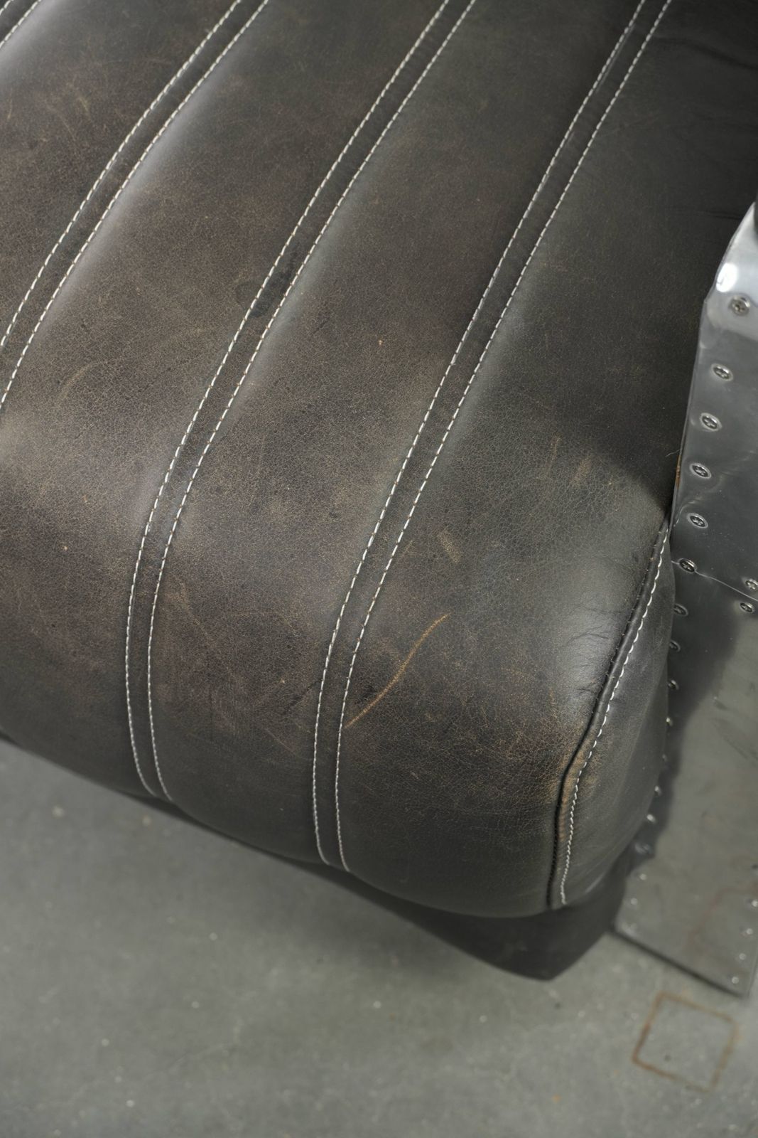 photo furniture Exceptionally Beautiful And Comfortable Cowhide Leather Aviator Design Armchair Finished With Aluminium