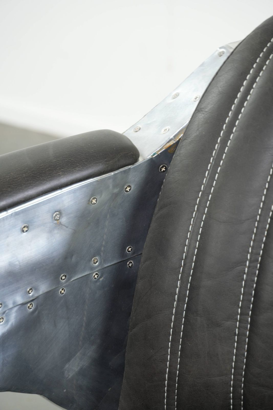 Meubels Uitzonderlijk Mooie En Comfortabele Fauteuil In Aviator Design Van Koeienhuidleer Met Aluminium Afwerking photo