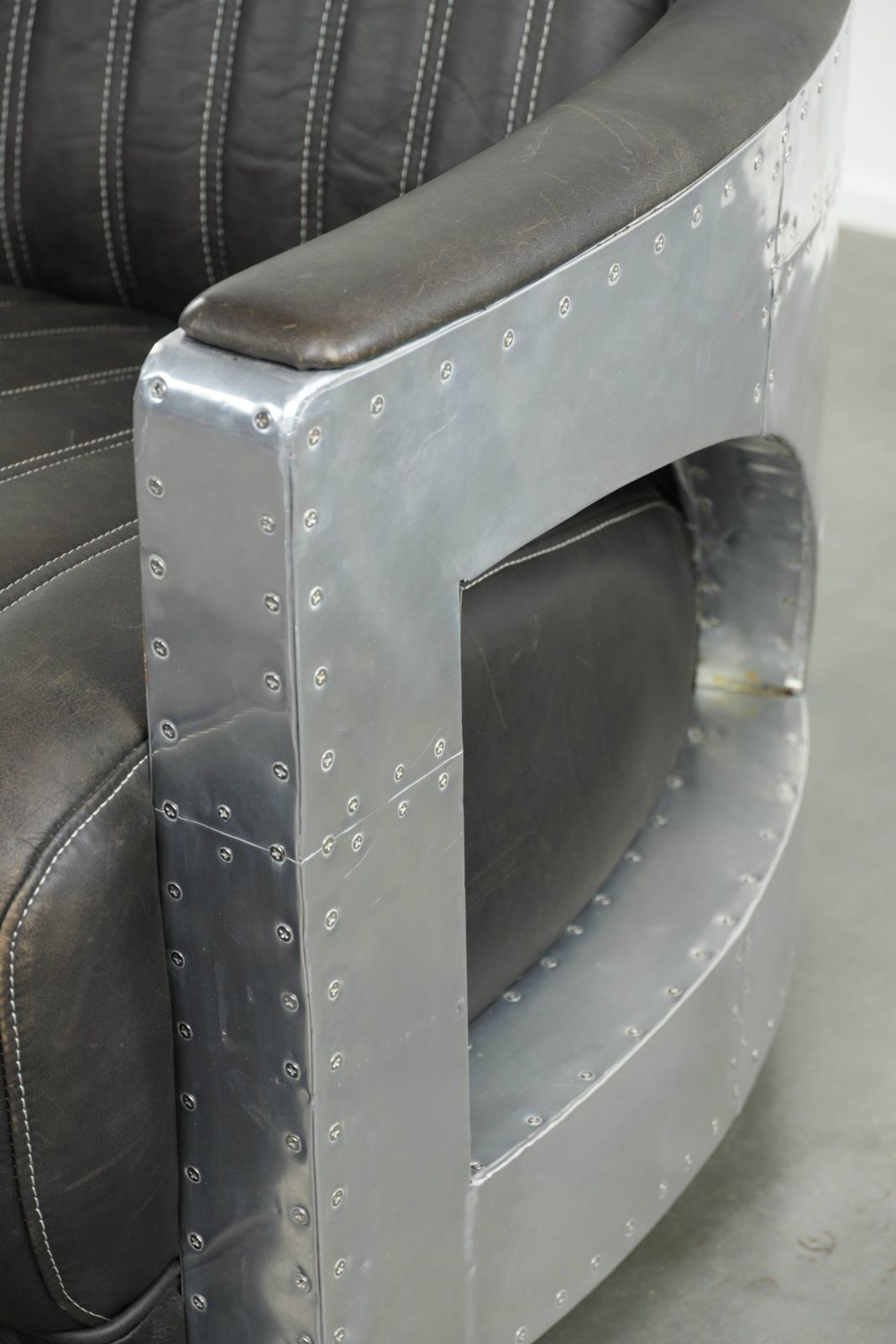 photo vinterior Uitzonderlijk Mooie En Comfortabele Fauteuil In Aviator Design Van Koeienhuidleer Met Aluminium Afwerking