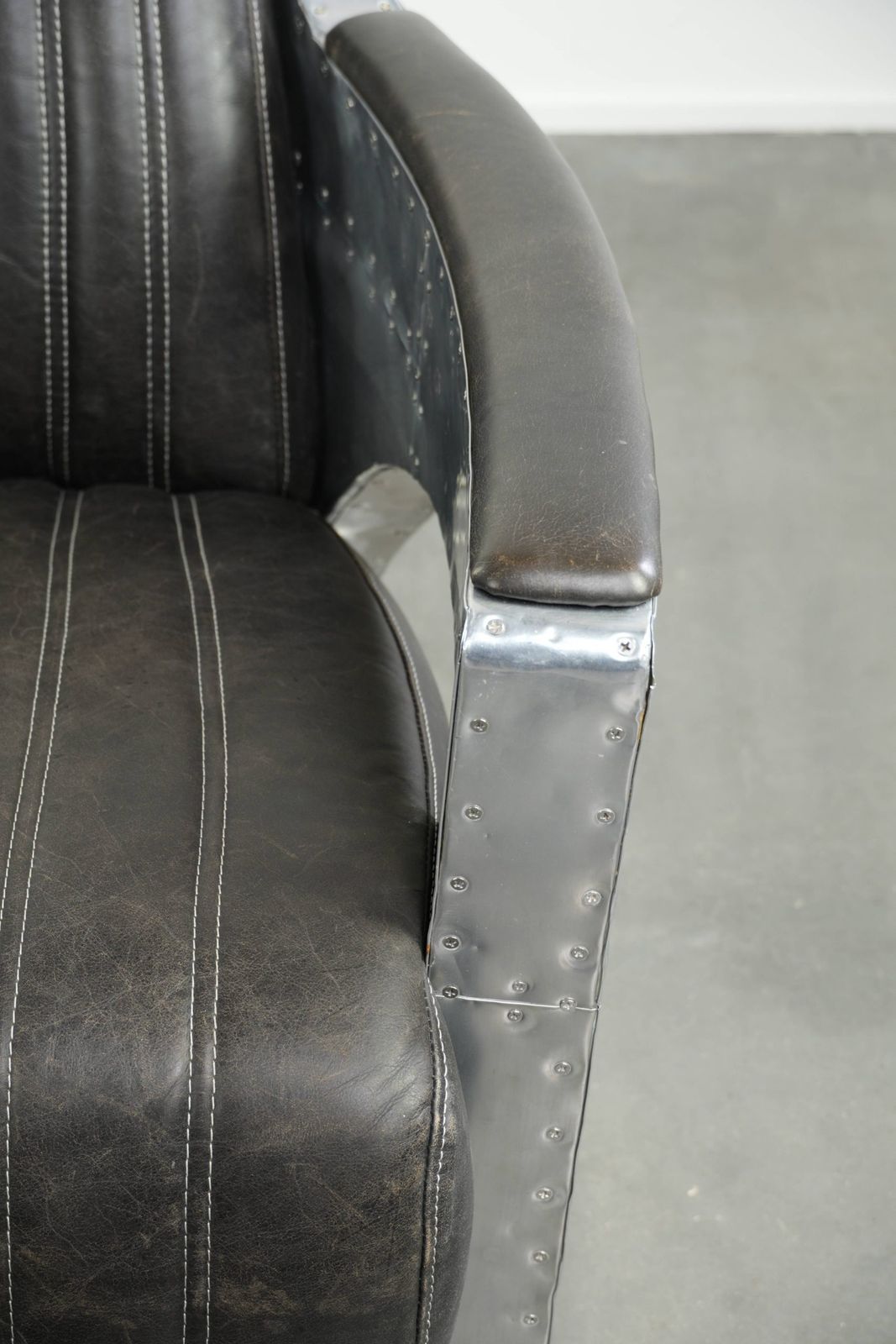 photo for sale Unieke en comfortabele fauteuil in Aviator-stijl van koeienhuidleer met aluminium afwerking en klinknagels