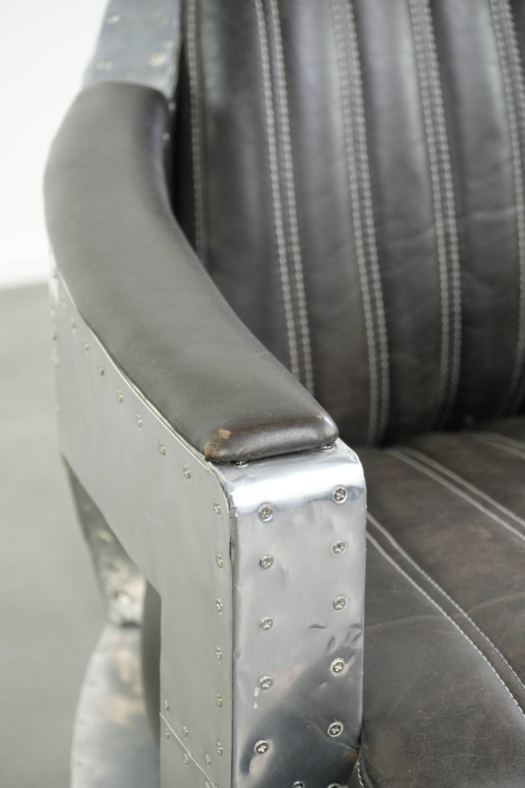 photo vinterior Unique And Comfortable Cowhide Leather Aviator Design Armchair Finished With Aluminium And Rivets