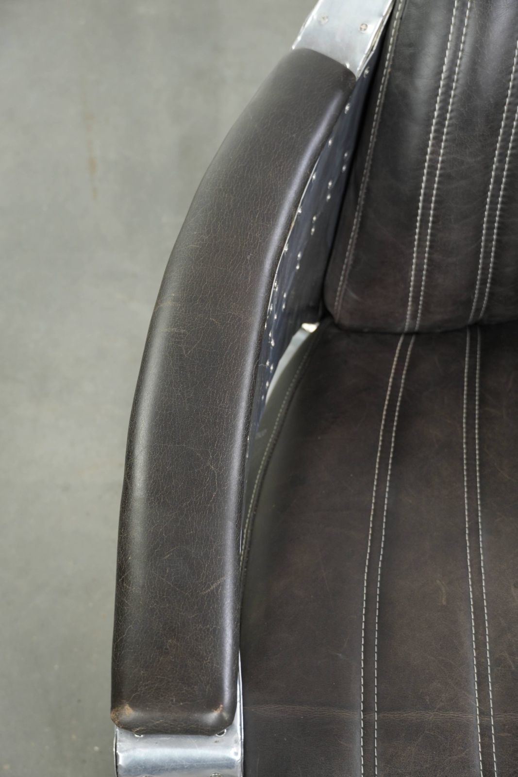 Set van 2 robuuste industriële zwarte koeienhuid Aviator design fauteuils met aluminium en klinknagels photo Meubels