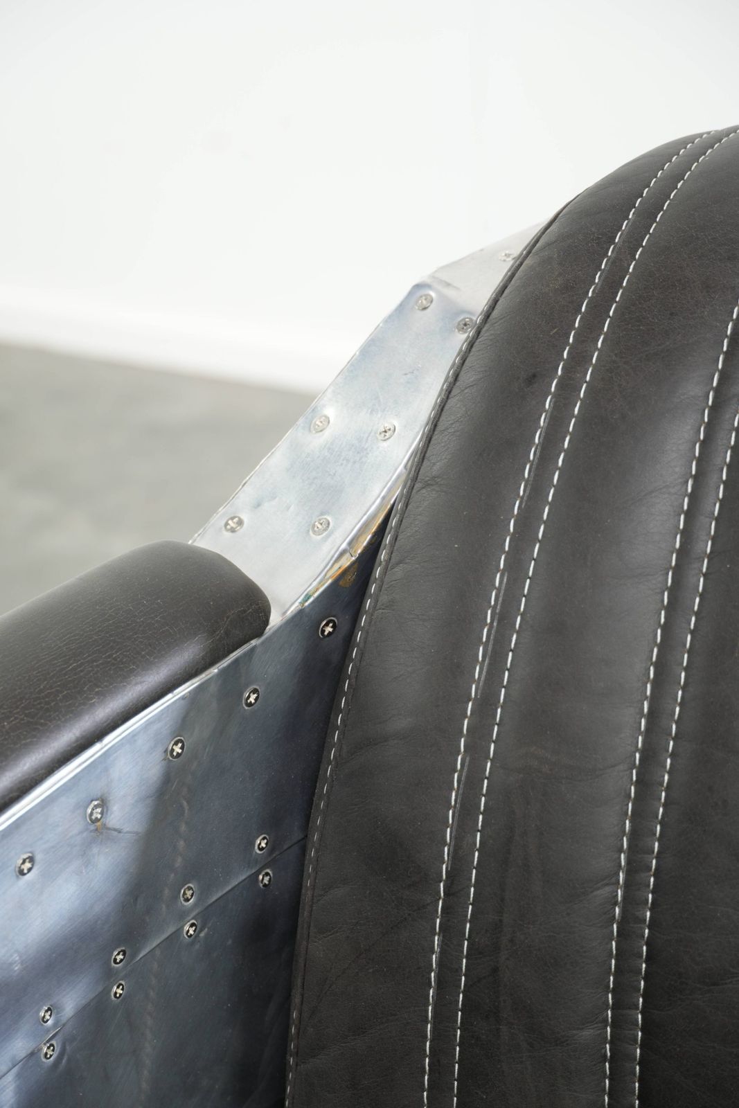 Set van 2 robuuste industriële zwarte koeienhuid Aviator design fauteuils met aluminium en klinknagels photo buy