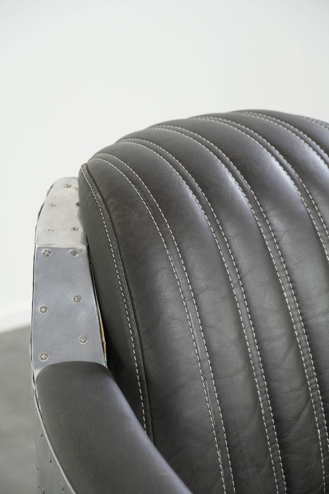 2103.0 Set van 2 robuuste industriële zwarte koeienhuid Aviator design fauteuils met aluminium en klinknagels photo