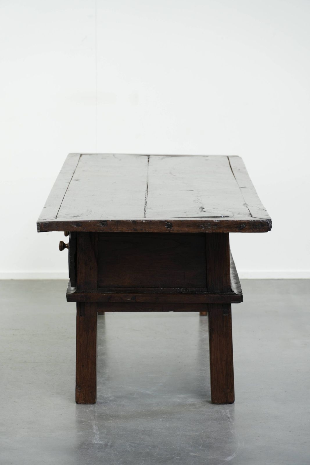 Antieke 18e-eeuwse Zuid-Europese kastanjehouten salontafel met 2 lades en een werkend slot met bijbehorende sleutel. photo for sale