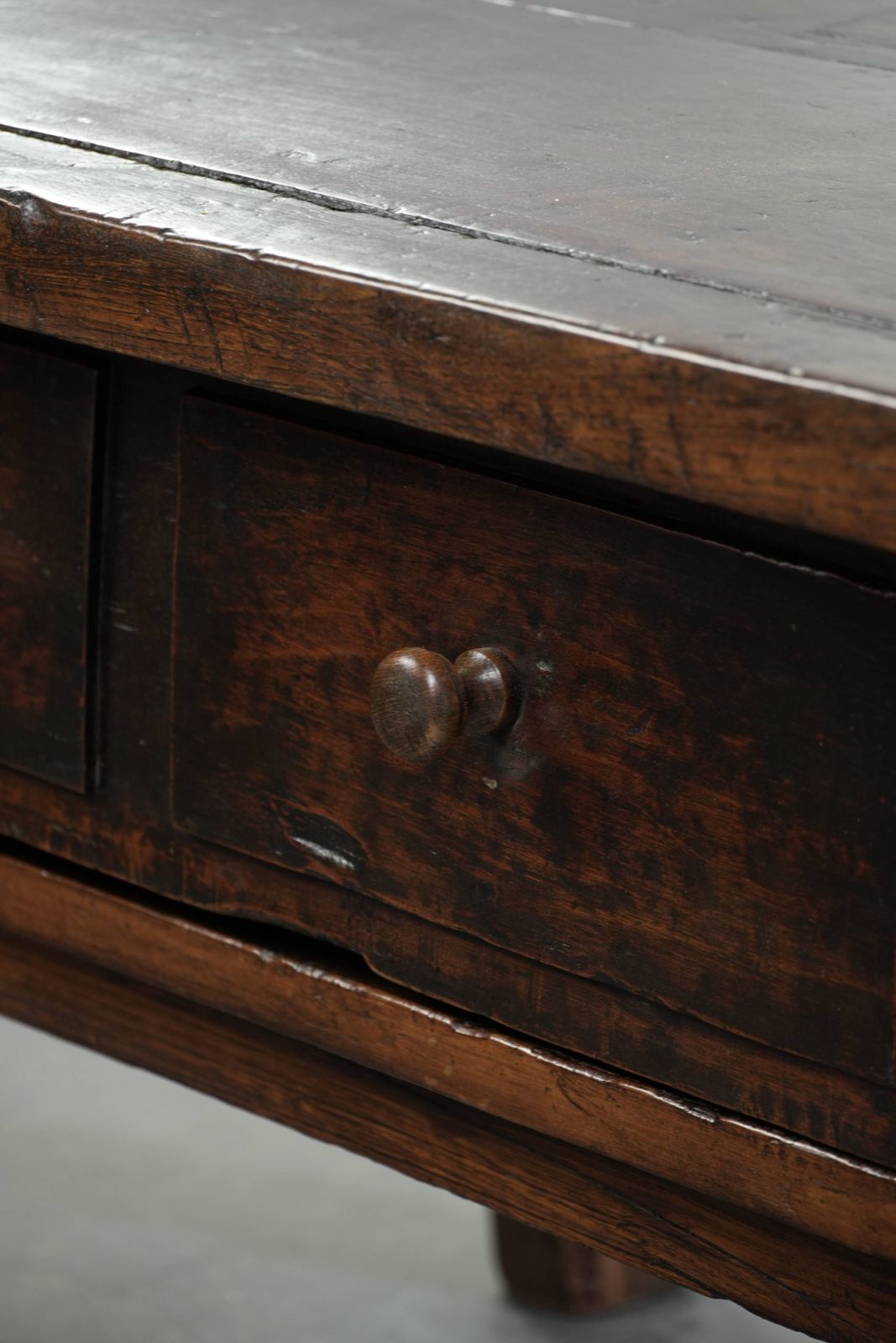photo furniture Antieke 18e-eeuwse Zuid-Europese kastanjehouten salontafel met 2 lades en een werkend slot met bijbehorende sleutel.
