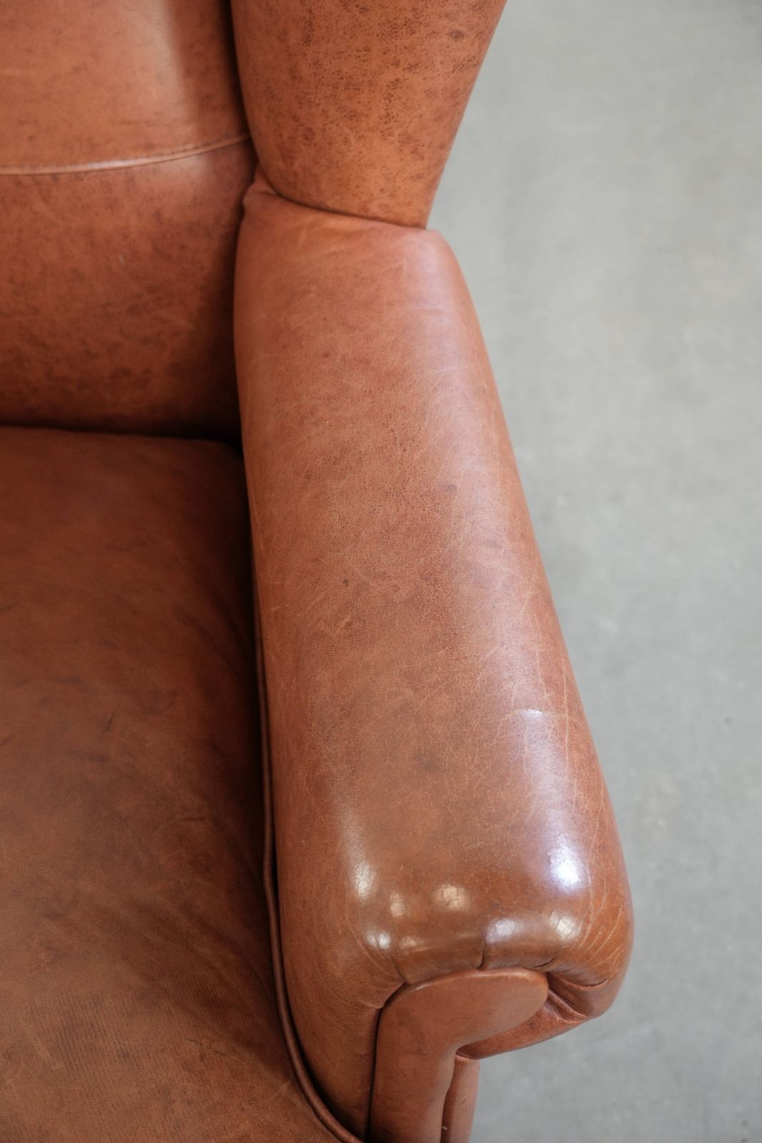 Set van twee Engelse stijl koeienhuid wing fauteuils met bijpassend paspelwerk en een karaktervol uiterlijk photo vinterior