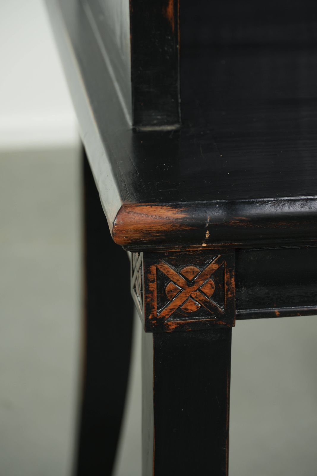 Meubels Zwarte houten stoel/eetkamerstoel in Chinese stijl met mooie details en een luxueuze uitstraling photo