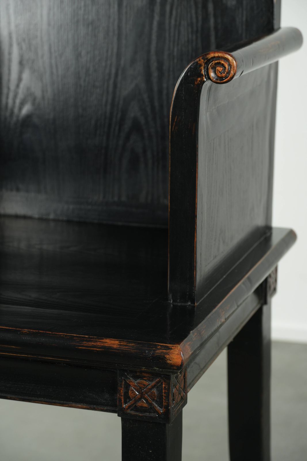 267.0 Zwarte houten stoel/eetkamerstoel in Chinese stijl met mooie details en een luxueuze uitstraling photo