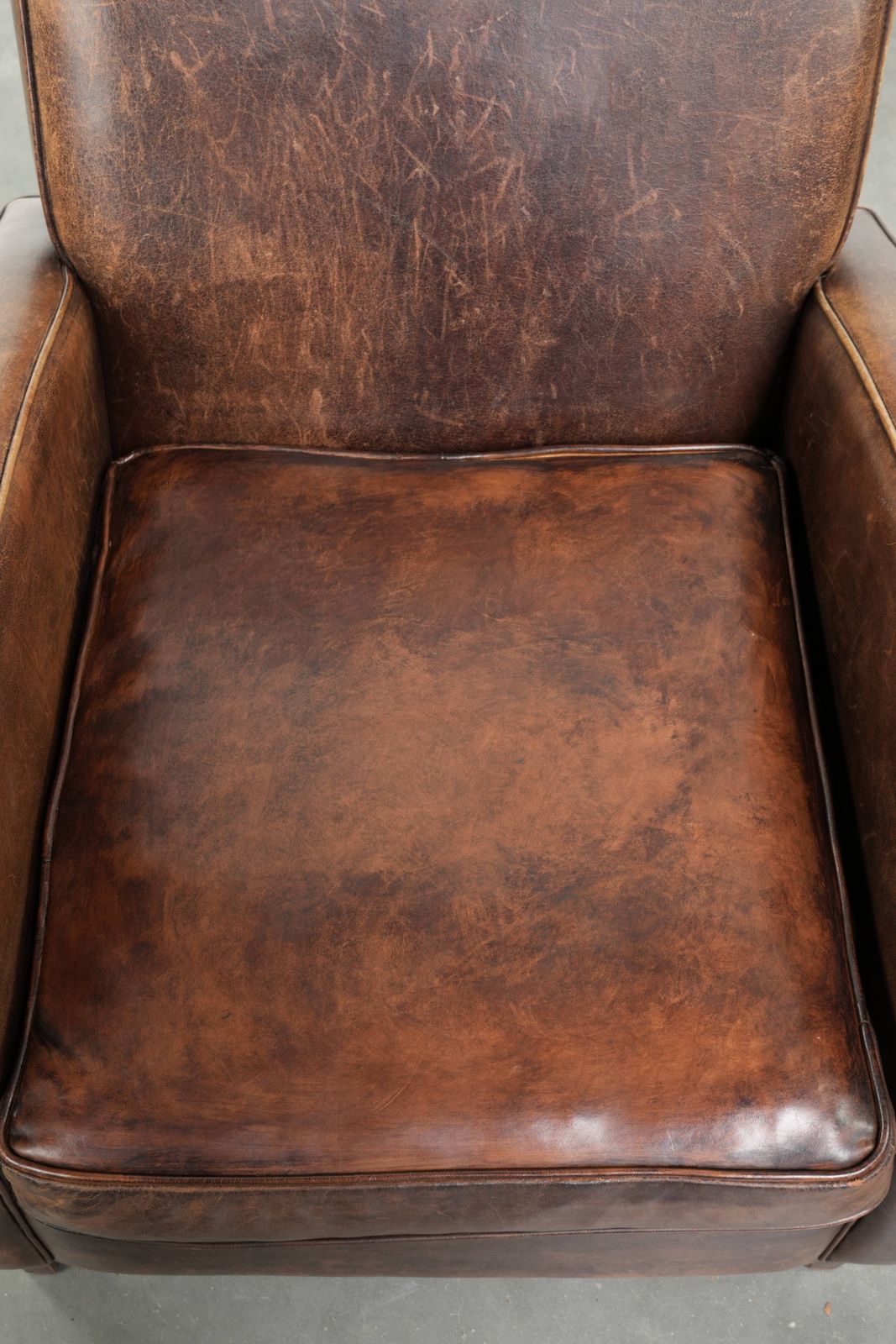 Fauteuil van schapenleer met tijdloos ontwerp en warme kleuren photo vinterior