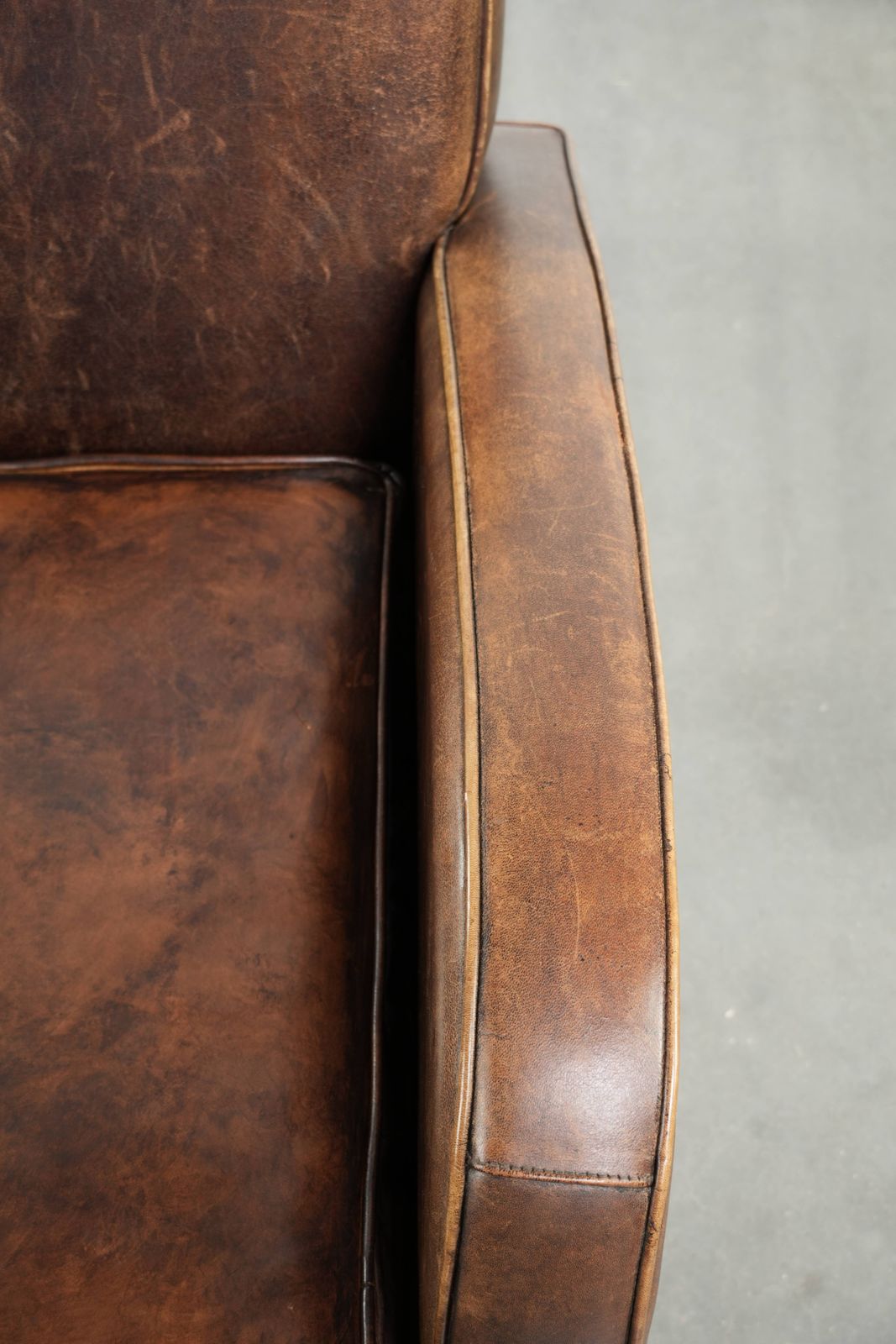 Fauteuil van schapenleer met tijdloos ontwerp en warme kleuren photo vintage