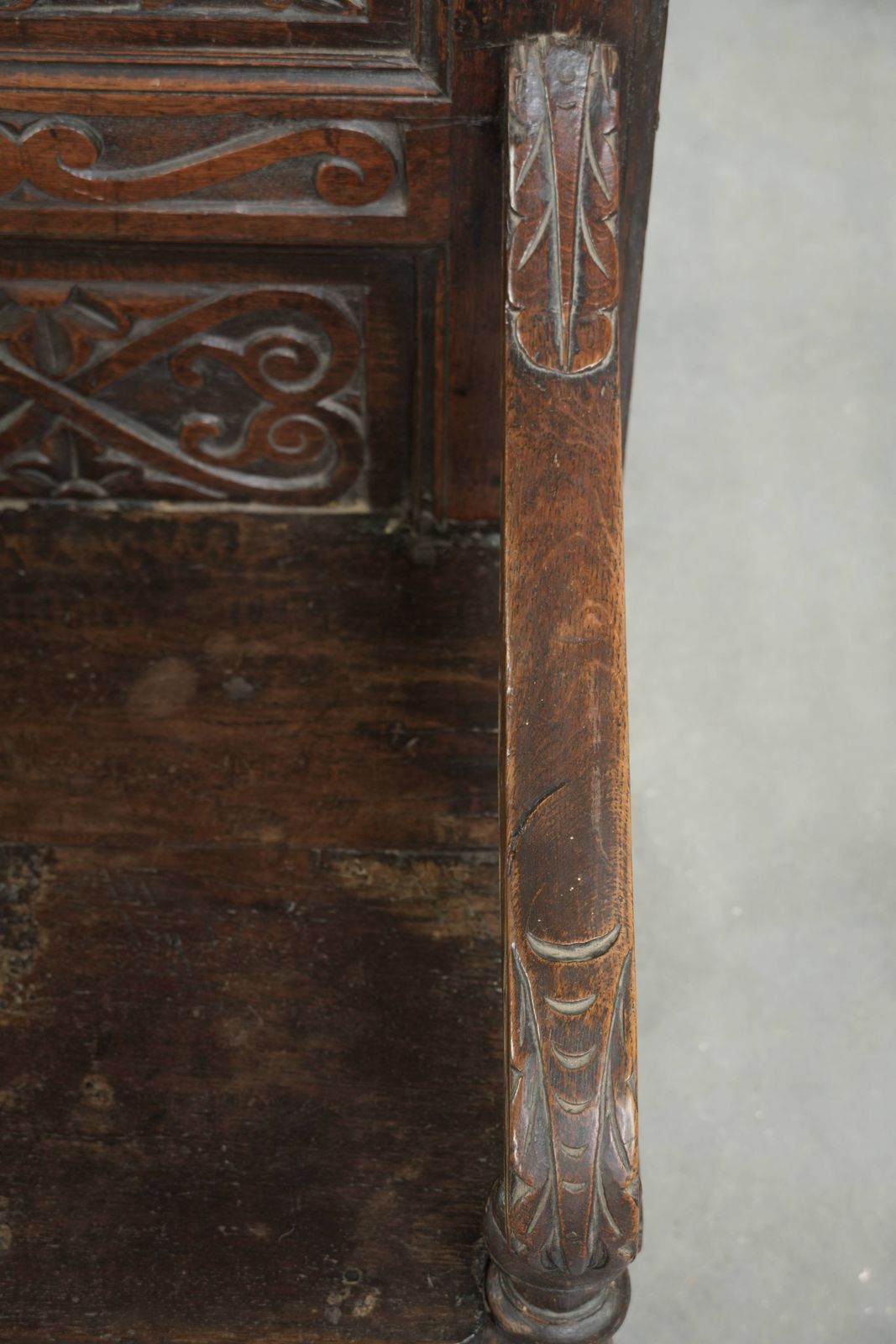 Unieke 18e-eeuwse Engelse eikenhouten Wainscott stoel met fraai houtsnijwerk photo vintage