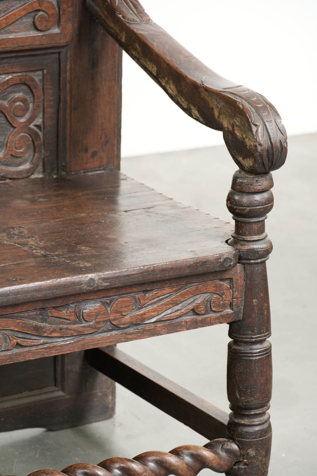 photo buy Unieke 18e-eeuwse Engelse eikenhouten Wainscott stoel met fraai houtsnijwerk