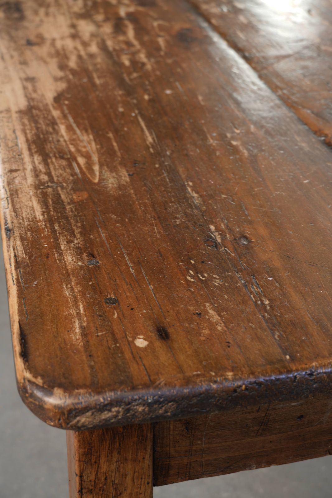 photo furniture Stevige, verweerde rustieke Franse boerenhoeve eettafel uit de late 19e eeuw, geschikt voor 4 tot 6 personen.