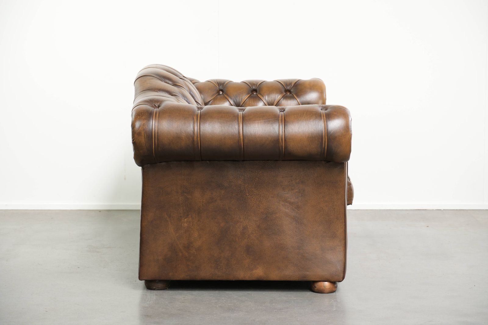 Engelse Chesterfield 2-zitsbank van koeienhuid in een luxueuze kleur photo furniture