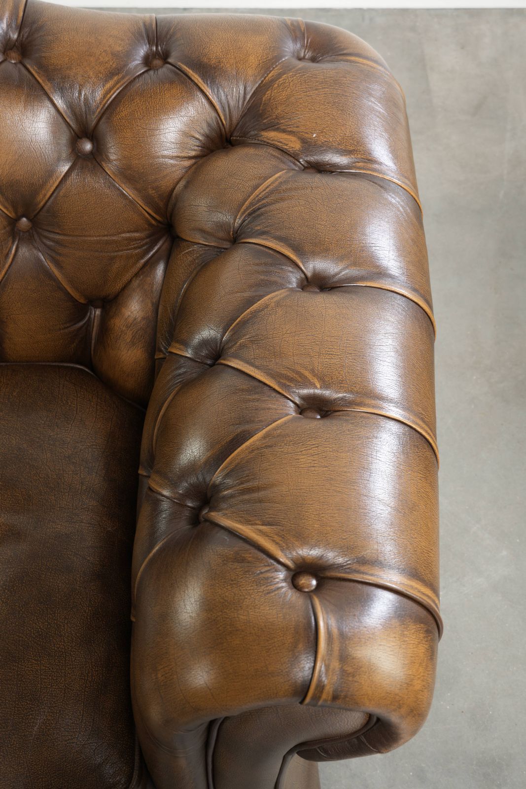 Engelse Chesterfield 2-zitsbank van koeienhuid in een luxueuze kleur photo vintage