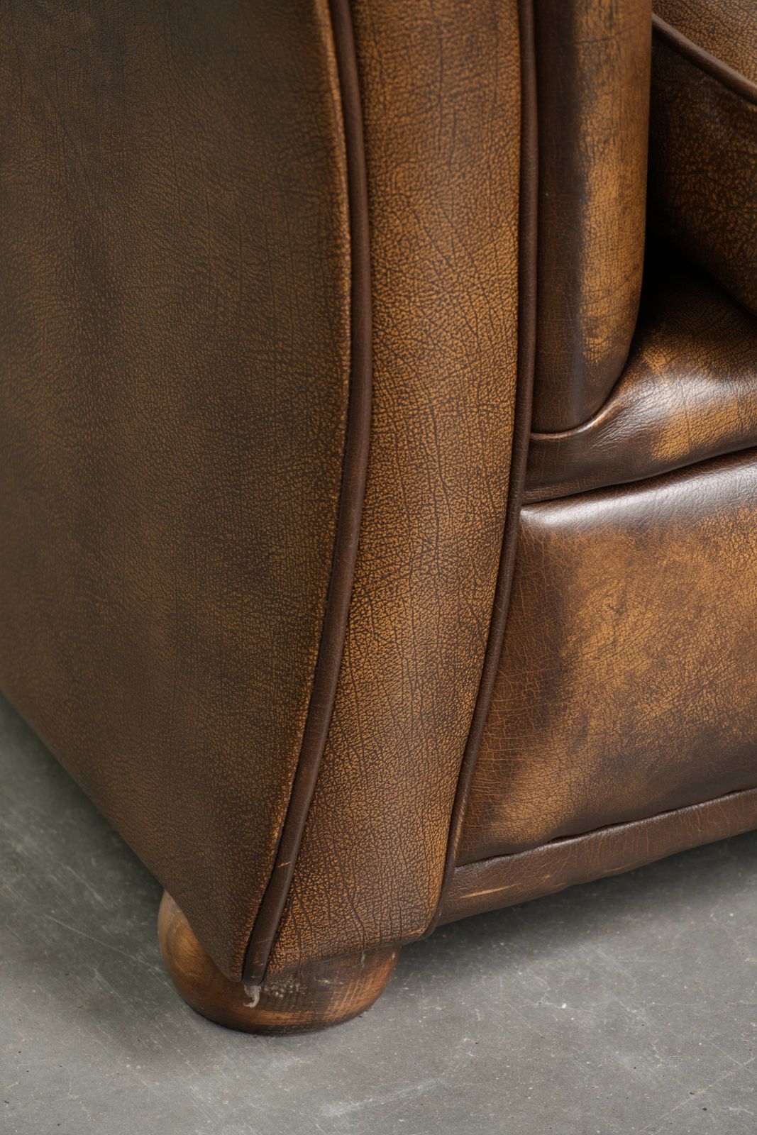1424.0 Engelse Chesterfield 2-zitsbank van koeienhuid in een luxueuze kleur photo