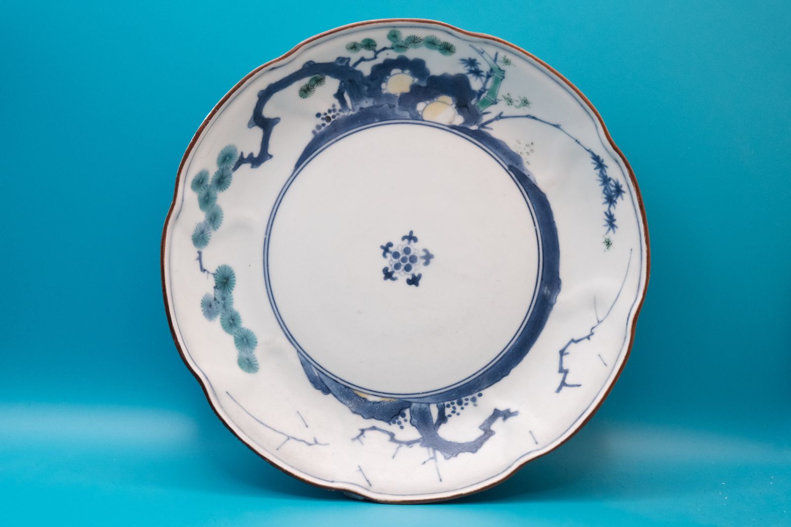 Antiek Japans Arita-porseleinen bord 18e/19e eeuw, pijnboom en bamboe, blauw-wit, geschulpte schaal 20 cm