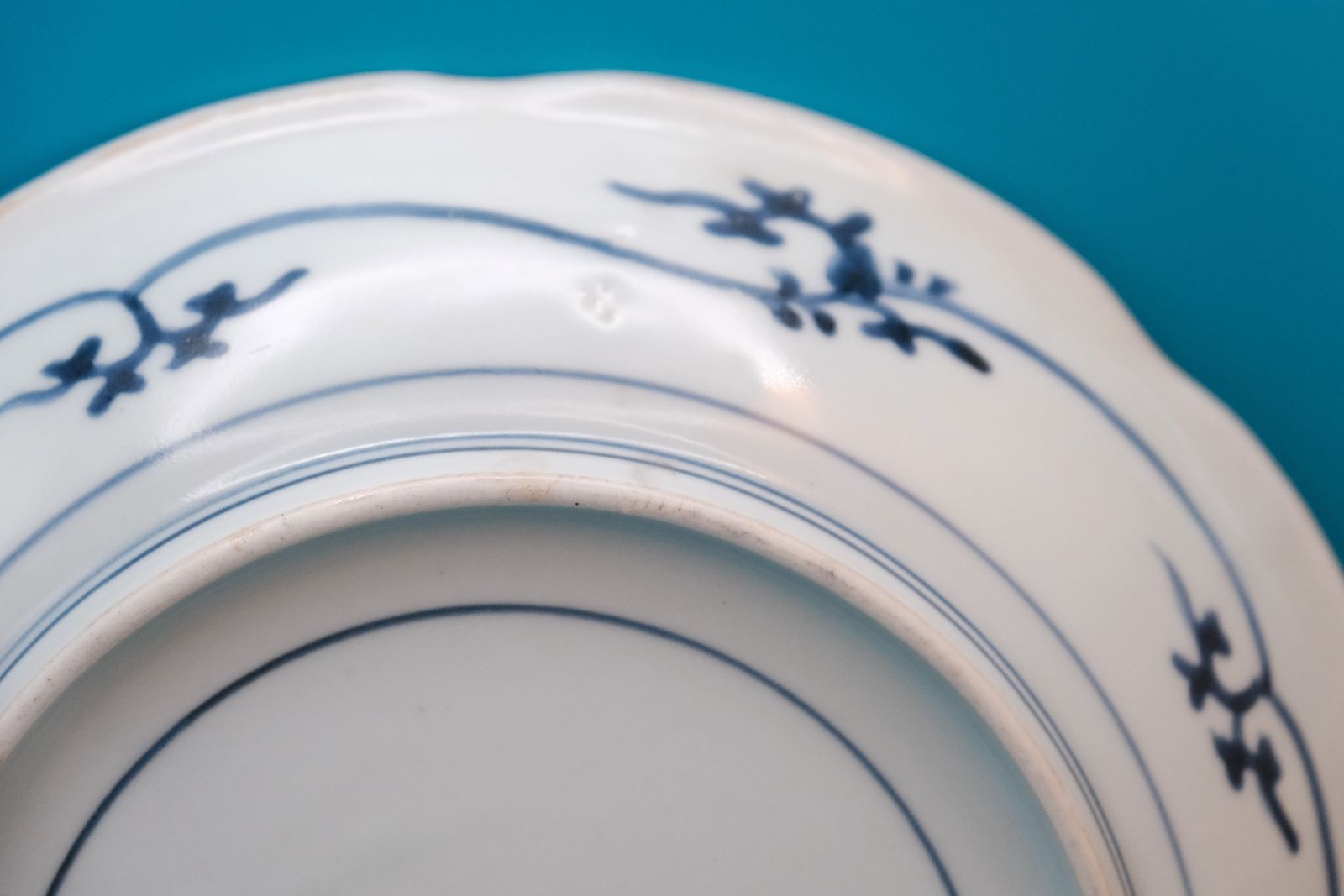 photo vinterior Antiek Japans Arita-porseleinen bord 18e/19e eeuw, pijnboom en bamboe, blauw-wit, geschulpte schaal 20 cm