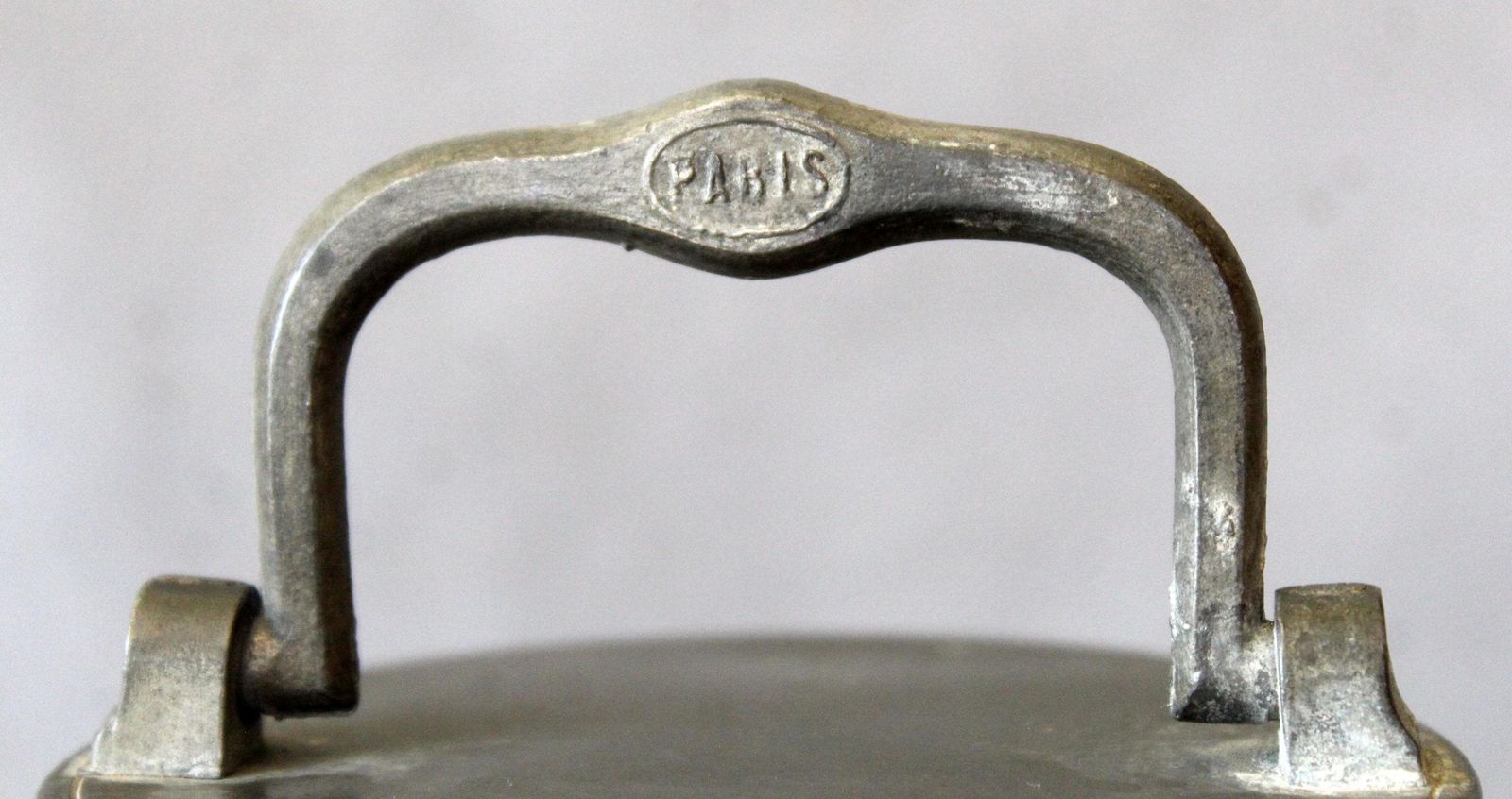 Pot à bouillon en céramique d'époque, XIXe siècle, couvercle en étain, France photo vinterior