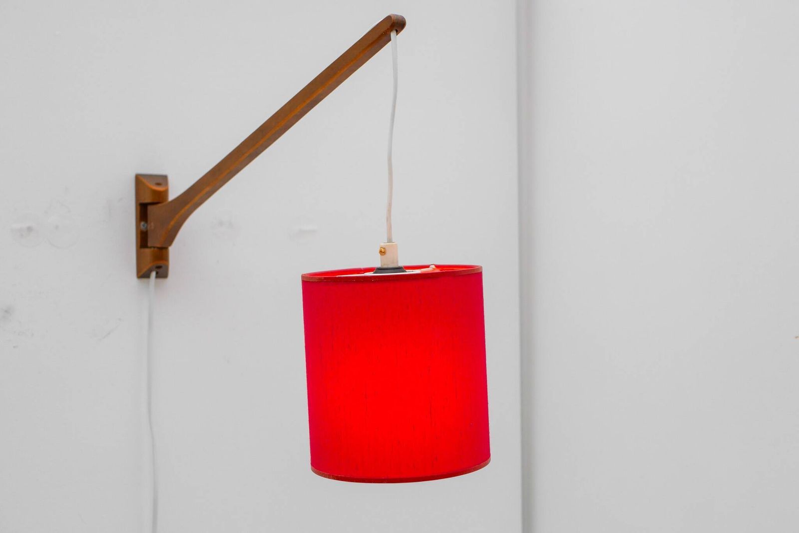 Applique murale scandinave mid-century modern, lampe à bras articulé en teck photo vinterior