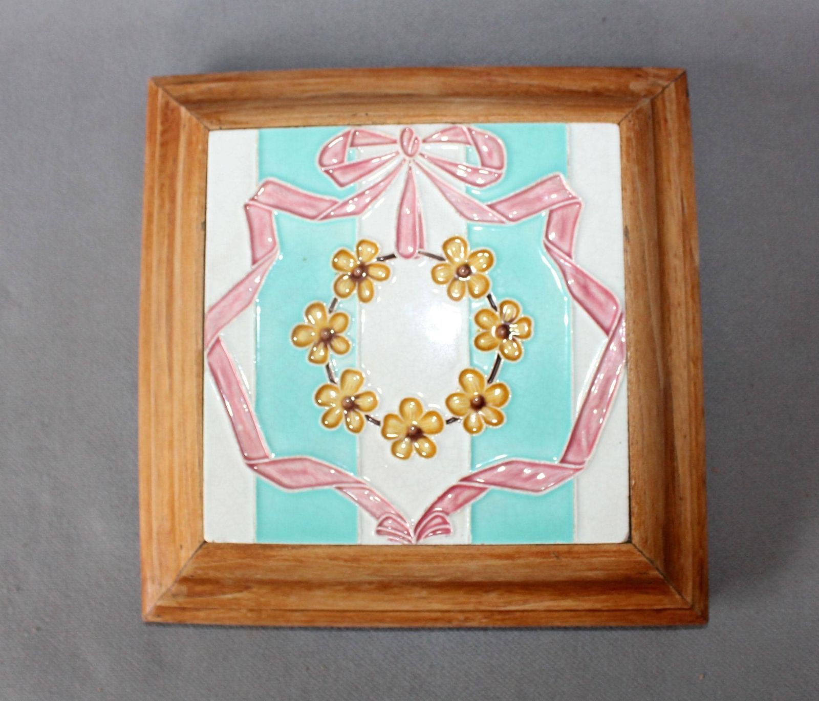 Dessous-de-plat d'époque Art Nouveau en carrelage majolique, socle en bois sur pieds, porte-plante, ruban rose, couronne florale ambrée, idée cadeau de mariage photo furniture