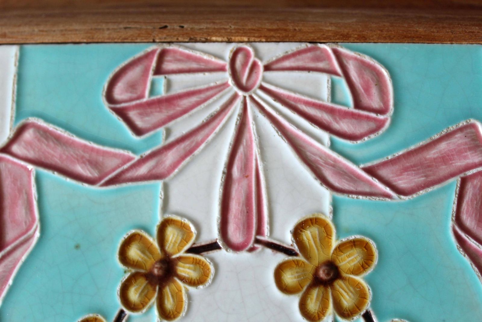 Dessous-de-plat d'époque Art Nouveau en carrelage majolique, socle en bois sur pieds, porte-plante, ruban rose, couronne florale ambrée, idée cadeau de mariage photo Décoration