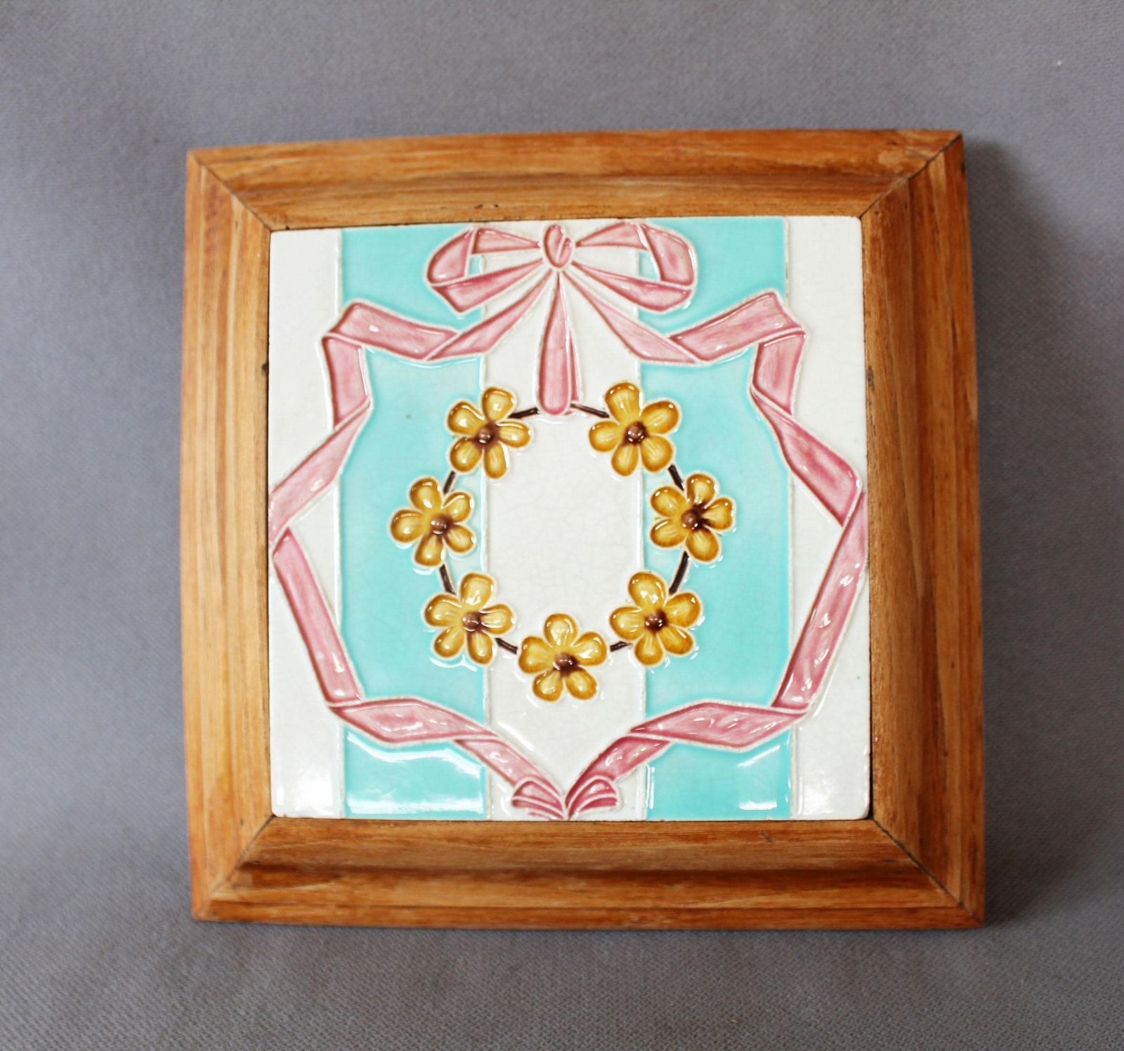 photo buy Dessous-de-plat d'époque Art Nouveau en carrelage majolique, socle en bois sur pieds, porte-plante, ruban rose, couronne florale ambrée, idée cadeau de mariage