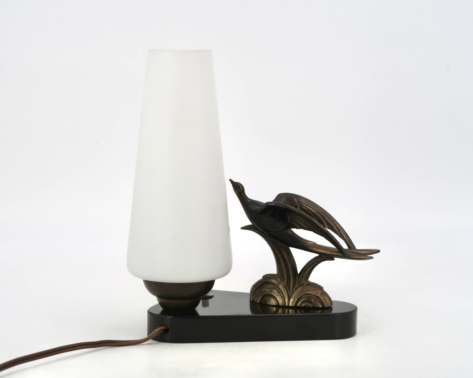 Lampe Art déco à sculpture d'hirondelle, socle en marbre, globe blanc opaque. photo vinterior