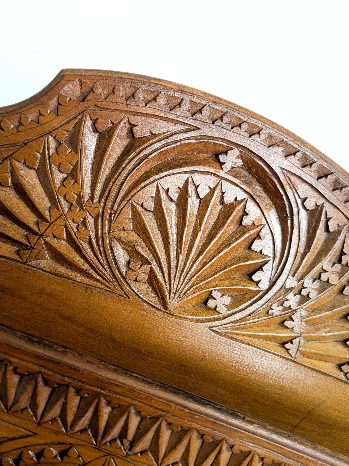 Antiek handgesneden houten brievenrek, folk art, wandmontage, tijdschriftenhouder, kantooropberger photo vinterior